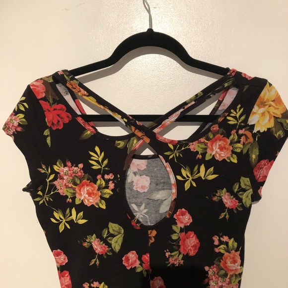 🍒 Beautiful Floral Dress w/ criss cross back - Picture 3 of 7